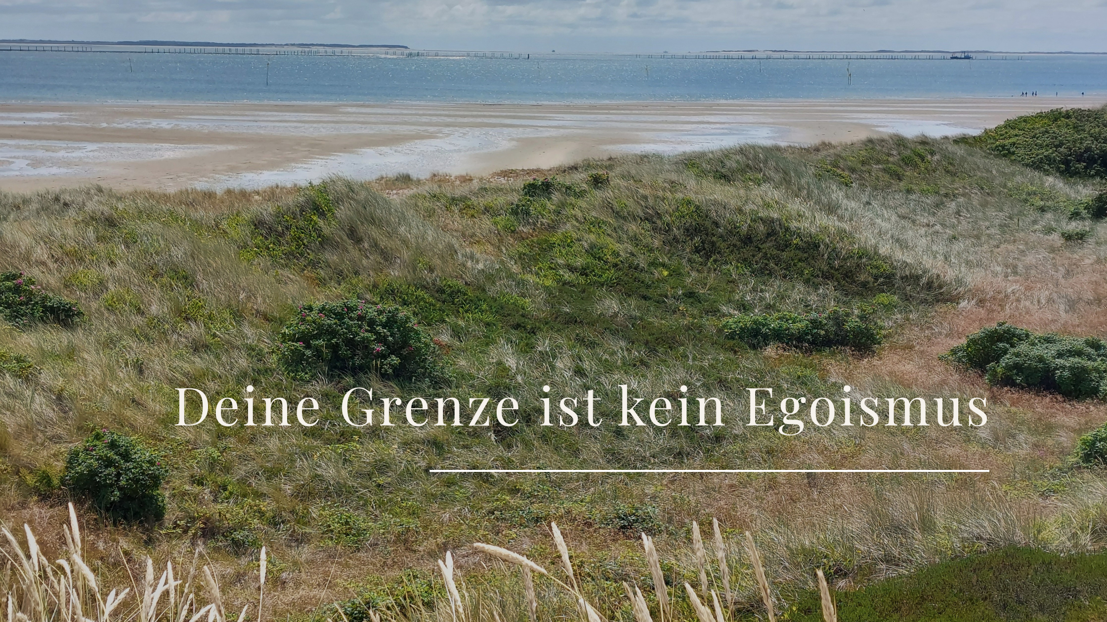 Ruhige Strandlandschaft mit Dünen und Holzweg zum Meer bei Sonnenauf- oder -untergang, symbolisch für Abgrenzung und innere Ruhe.